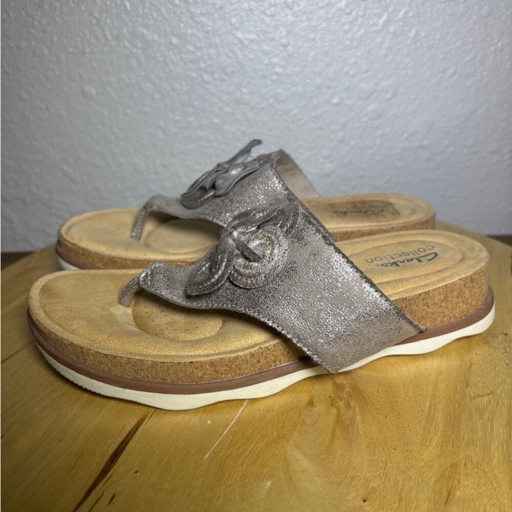 Clark collection thong Golden sandals with bow size 7